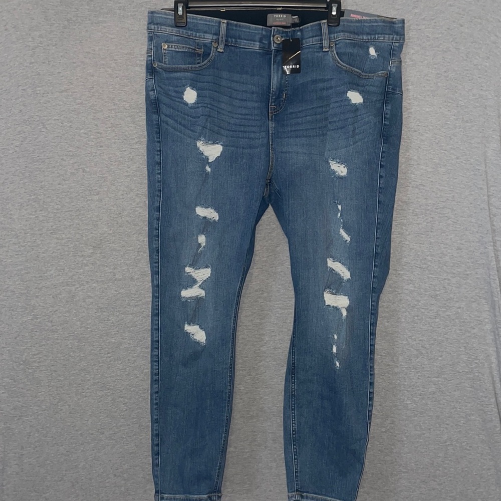Torrid Bombshell Skinny Premium Stretch Jeans with distressed holes NWT Size 24R